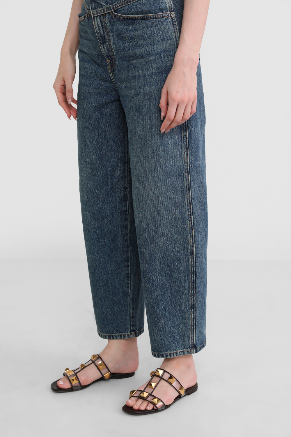 תמונת כל הלוק של כפכפים שטוחים